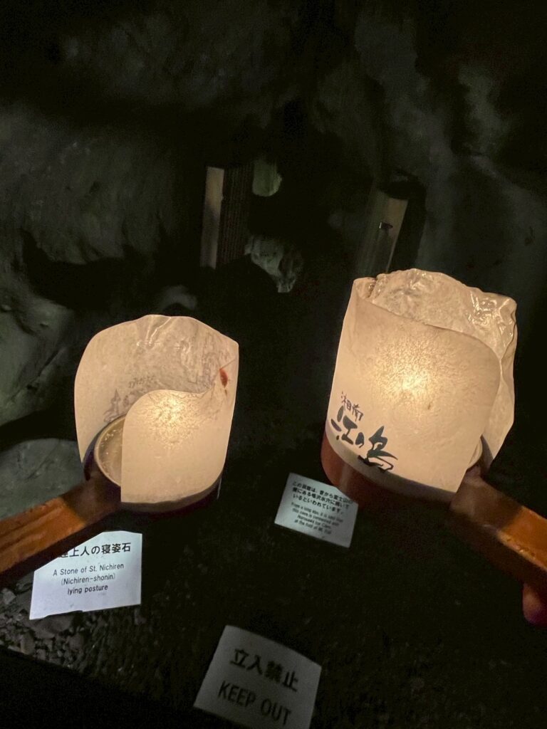 江の島岩屋探検中に渡される手燭です。